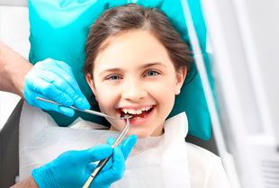 Clínica DentalBox niña con un odontólogo